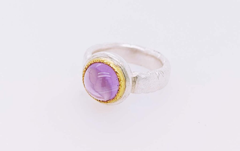 Amethyst mit Goldfassung und Silberring